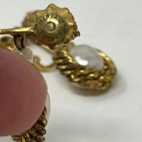 Miriam Haskell, Dangle Baroque pearl, gold tone clip on earrings. - Picture 6 of 10
